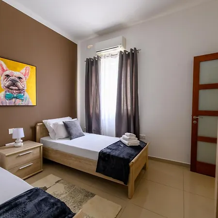 Breathtaking Penthouse Crimson Court B דירה